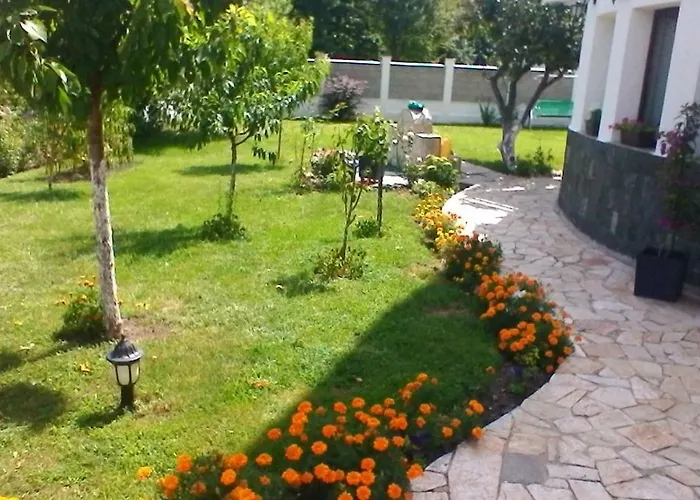 In Golden Sands Park Near The Sea Apartment